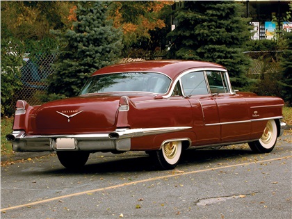 From the outside, the Maharani looked like a regular Series Sixty Special sedan, but with gold-anodized sabre-spoke wheels.  In the trunk, however, was a large compressor for the refrigerator